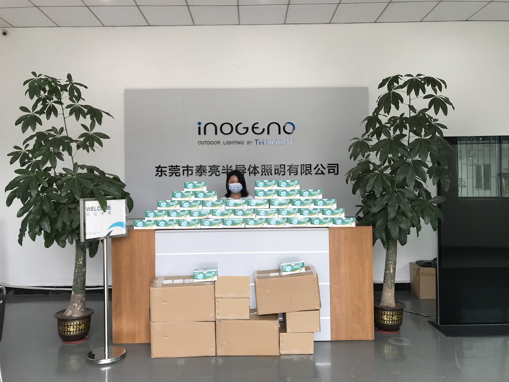 云开体育给世界各地的客户寄送爱心口罩